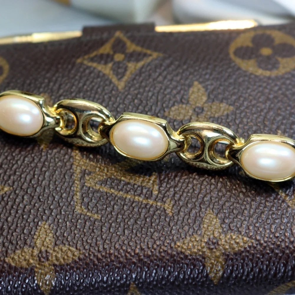 ⚜️PAOLO GUCCI Simulated Pearl Gold Tone Brooch ✨